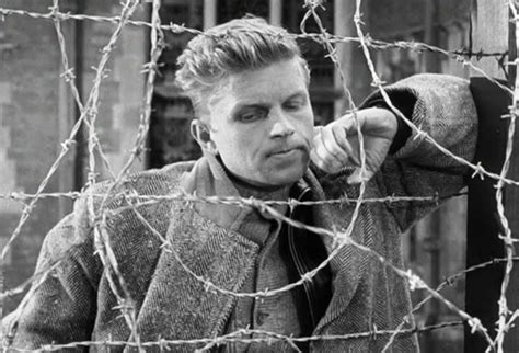 Tento německý herec chodil od roku 1941 do školy adolfa hitlera v ordensburgu (sonthofen). Happy Birthday Hardy Kruger! | The Scott Rollins Film and ...