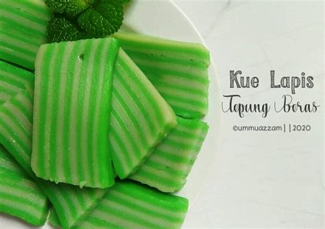 Kukus kacang hijau dengan daun pandan sampai empuk, haluskan. Rahasia Menghidangkan Kue Lapis Tepung Beras Anti Ribet!
