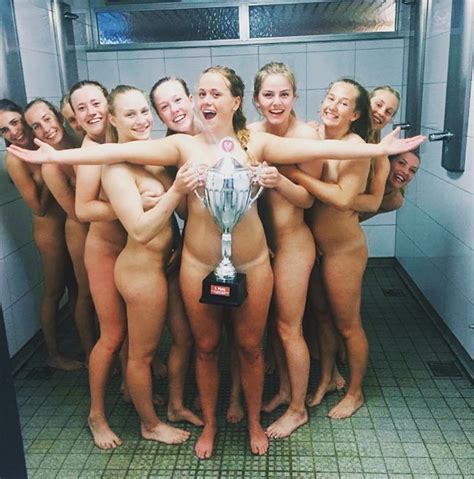 L équipe danoise de handball fête nue sous la douche