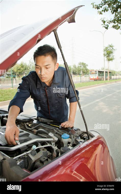 Mechanic Fixing Car By Roadside Stock Photo Alamy