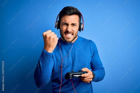 Foto De Young Handsome Gamer Man With Beard Playing Video Game Using