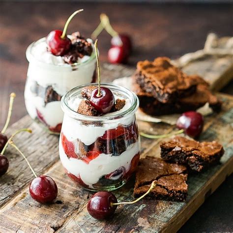 Brownie Reste mit Kirschen und Mascarpone Creme im Glas - HerdmitHerz | Rezept | Dessert im glas ...