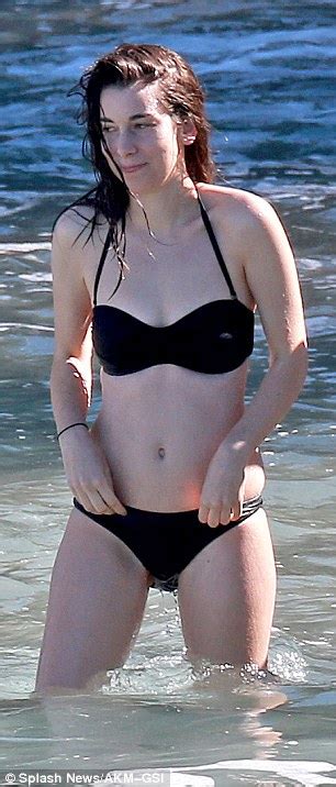 Taylor Swift Hits The Right Notes In A Retro Swimsuit In Hawaii Daily Mail Online