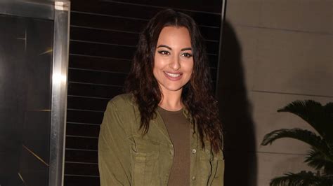 Sonakshi Sinha Shows You The Perfect Makeup Look To Wear To The Movies Vogue India
