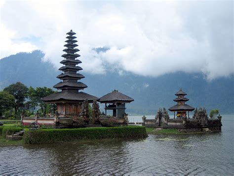 Believed to be built in 1663, it is a major hindu shivaite temple. Pretty Pura (Temple) Ulun Danu Bratan, Bedugul, Bali, Indo ...