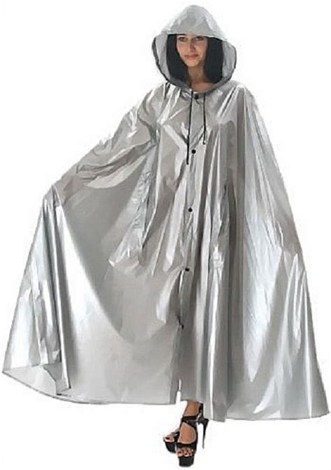 Für Besondere Anlässe Ein Silberfarbenes Pvc Regencape Vinyl Raincoat