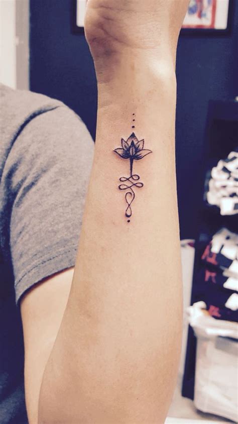 20 Pequeños Y Adorables Tatuajes De Flores Para Mujeres Tatuajes Para Mujeres Y Hombres