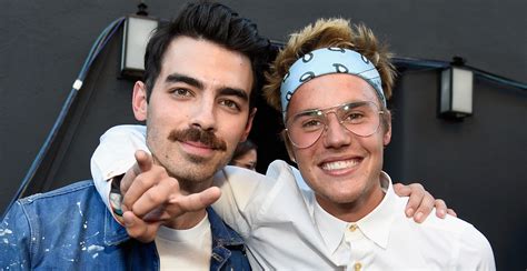 Justin Bieber Joins Famous Friends At Hand In Hand Telethon Brad