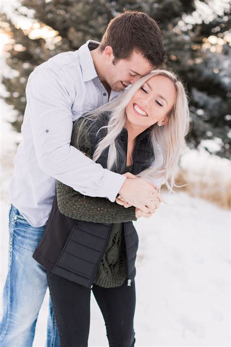 Pittsburgh Engagement Session - Winter engagement session | Engagement session outfits ...