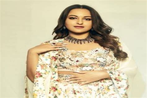 Reaction Of Sonakshi Sinha To Zaheer Iqbals I Love You Post Sparks Wedding Rumours