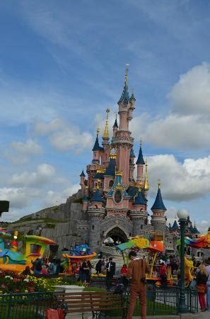 Cinderella castle is cinderella's home fairy tale castle and the icon at the center of two disney theme parks: Disney Schloss - Bild von Disneyland Park, Marne-la-Vallée ...