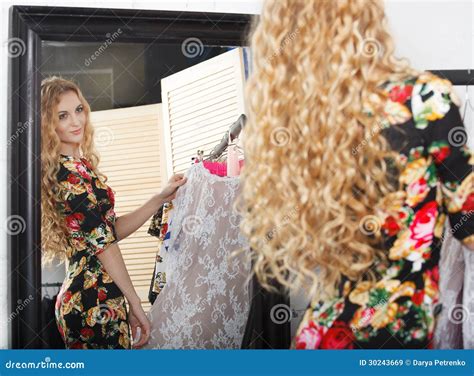 Robes D Achats De Femme Regardant Dans Le Miroir Image Stock Image Du Propri Taire Gens