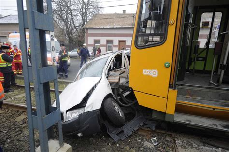 Kocsival ütközött egy villamos Budapesten
