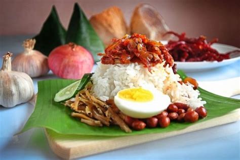 Nasi lemak dan sambal ikan bilis, makanan popular orang malaysia. Cara Memasak Nasi Lemak - Tigaraksa