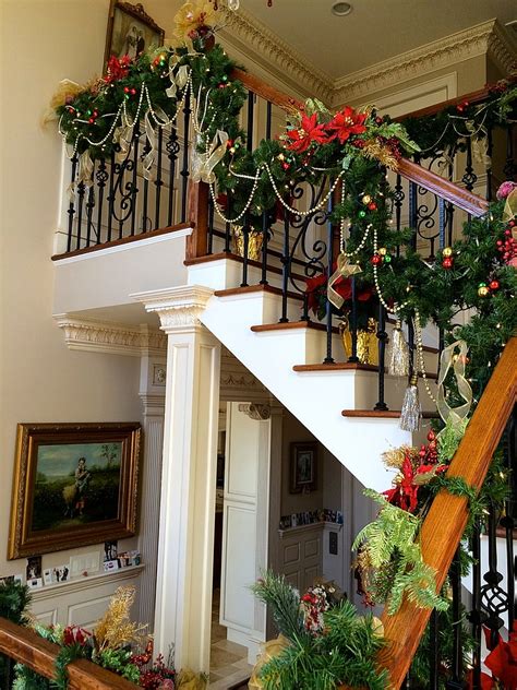 23 Gorgeous Staircase Christmas Decorating Ideas