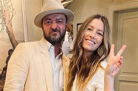 Justin Timberlake And Wife Jessica Biel Dress As Home Alone Wet Bandits For Halloween Mirror