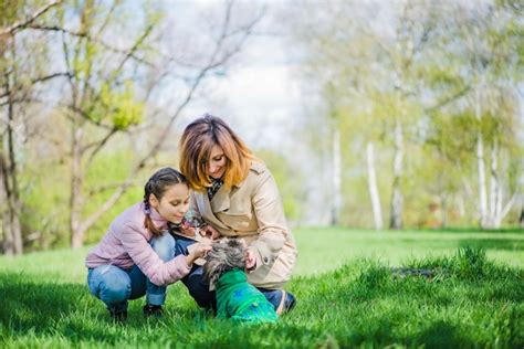 Madre E Hija Con El Perro En El Parque Foto Gratis