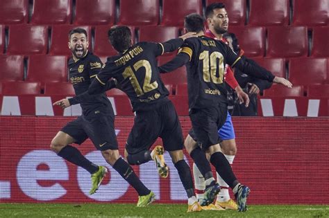 وإذ تعرب عن تقديرها لحكومة إسبانيا ومدينة برشلونة لرغبتهما في استضافة الدورة الثانية للمنتدى الحضري العالمي في عام 2004. برشلونة يعود من بعيد.. أحبط مفاجأة غرناطة وتأهل للمربع ...