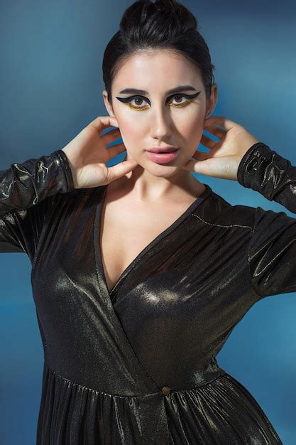 Mode Jeune Femme En Robe élégante Noire Modèle Glamour Dans Une Pose De Mode Maquillage