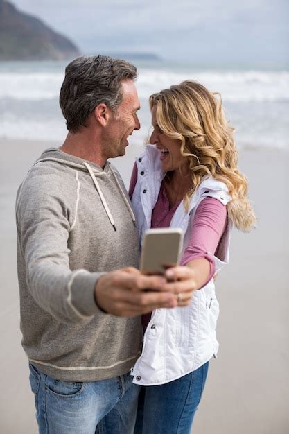 Premium Photo Mature Couple Taking Selfie Using Mobile Phone