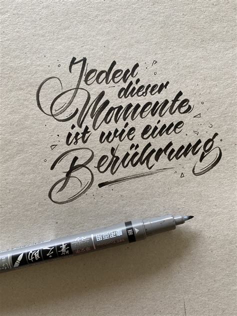 Finally, hand lettering is the art of drawing letters and can take on many shapes and let's do some actual lettering! Handlettering lernen | Bunte Galerie