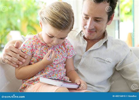 Padre E Hija Que Pasan El Tiempo Junto En Casa Foto De Archivo Imagen