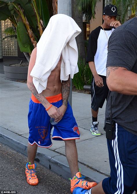 Justin Bieber Works Up A Sweat Playing Basketball Then Leaves Shirtless