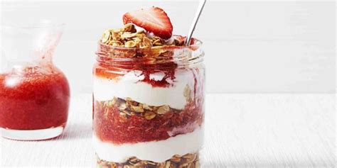strawberry granola yogurt parfait