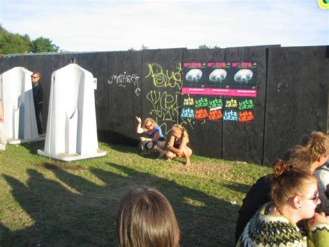 why do girls pee outdoor at music festivals girlsaskguys