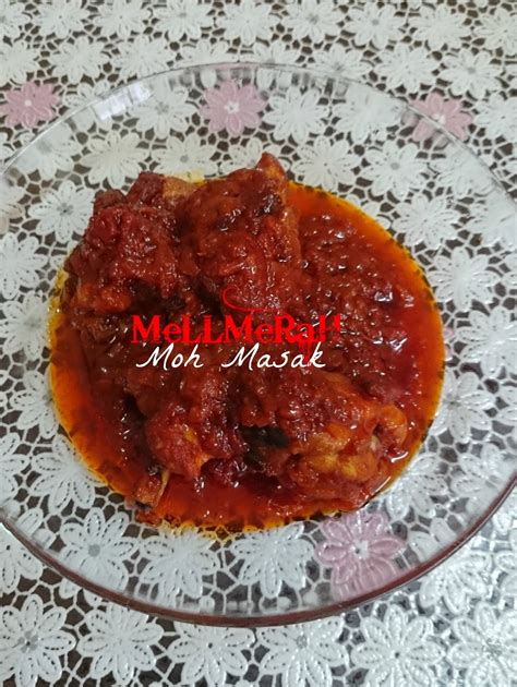 Saya menyediakan nasi minyak dengan kawan kawannya iaitu ayam masak merah dan acar timun untuk hidangan anak anak di hari raya kedua. Moh Masak: NaSi MinYaK + AyaM MaSaK MeRaH