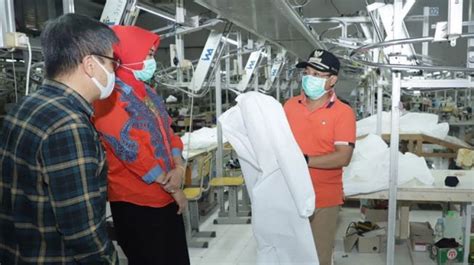 Kasus tersebut diketahui saat diadakan pemeriksaan kesehatan perpanjangan kontrak dan penerimaan calon karyawan. Pabrik Garmen di Malang Bikin APD Corona, Wali Kota ...