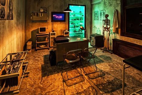 Choose a theme for your escape room, like detectives. Escape Room