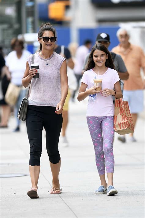 Katie Holmes Suri Unhappy Suri Cruise Spotted With Mom Katie Holmes On Th I Feel Very