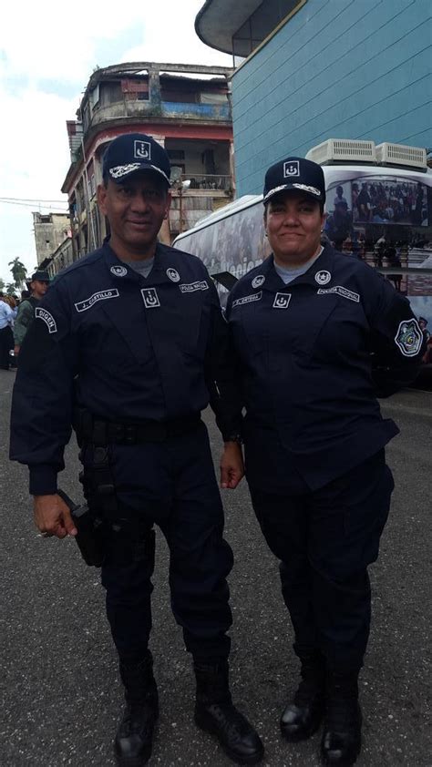 Nuevo Uniforme De Trabajo De Las Unidades De La Policía Nacional De