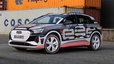 Bilen har en fokusert front og en kraftfull hekk. Neuer Audi Q4 E-Tron (2021): Elektro-SUV mit Hightech ...