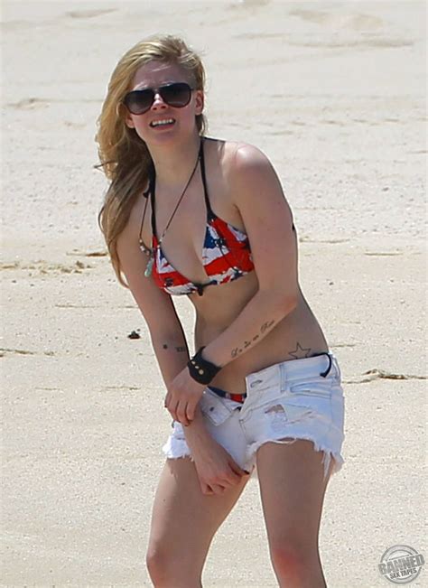 Avril Lavigne Fully Naked At Largest Celebrities Archive
