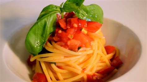 Spaghetti Al Pomodoro Fresco Ecco La Ricetta Olio Farchioni