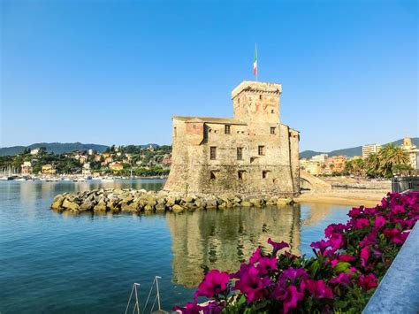 Vicolo nuovo 42, 16034 portofino italien. Italienska Slott Som är Flaggade I Havet - Slott Av ...