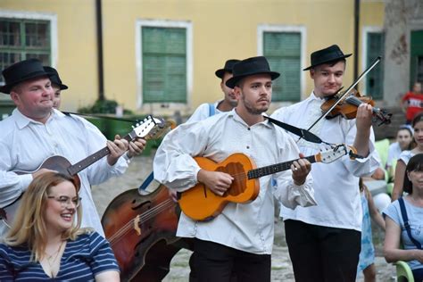 LJETO VALPOVAČKO DAN LIKOVNA KOLONIJA DJEČJA SMOTRA FOLKLORA MONODRAMA ĐUKA