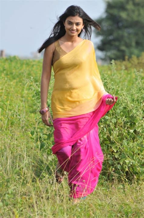 Tollywood Actress Nikitha Narayan Hip Navel Show In Yellow Saree