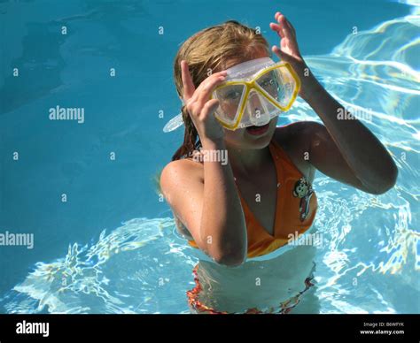 Petite Fille Jouant Dans Le Bassin D Eau Banque D Image Et Photos Alamy