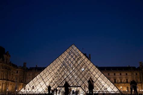 Combien De Vitre A La Pyramide Du Louvre - La Pyramide du Louvre a 30 ans: retour sur un psychodrame national