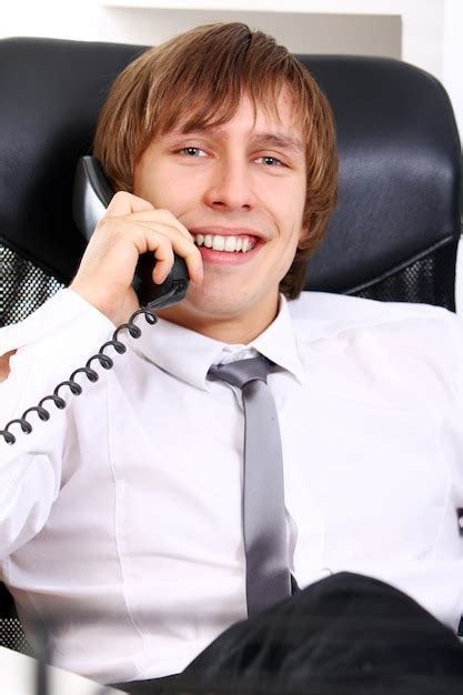 Exitoso Hombre De Negocios Hablando Por Teléfono Foto Gratis