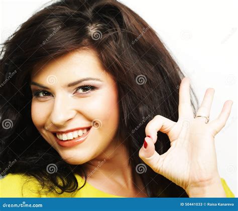 la mujer joven que muestra los pulgares sube gesto imagen de archivo imagen de fresco
