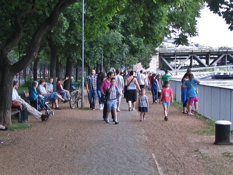 A mai szent istván tér közepe egy kis, természetes kiemelkedést képezett a sík pesti területen, amelyen több száz lakos talált menedéket a víz sodrása elől, amíg csónakokkal kimentették őket. Belváros, Budapest: Árvíz Budapesten 2013: Tetőzés ...