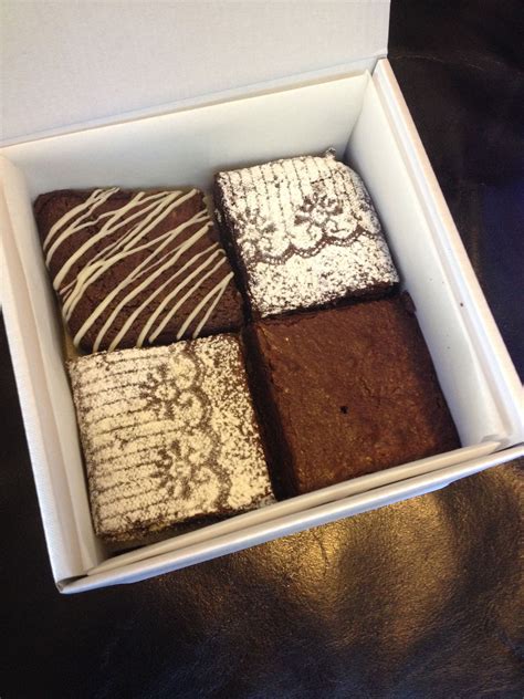 You'll get rocky road, salted caramel, pecan, mint choc chip, chocolate heaven and the classic original brownie all in one box! Chocolate brownie gift box. | Comida