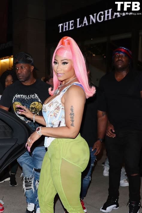 Nicki Minaj Checks Out Of Her Hotel After Her Epic Night At The Mtv Vma