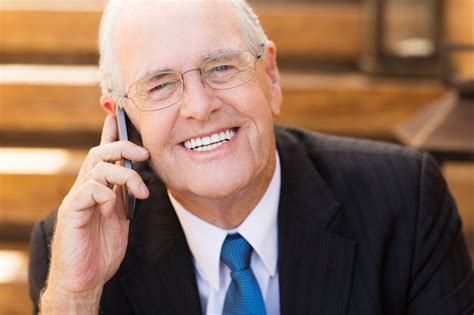 Hombre Mayor De Negocios Hablando Por Teléfono Y Sonriendo Foto Gratis