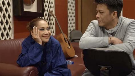 Pria yang menyandang status duda sudah cukup lama ini nampaknya kaget kala mendengar pertanyaan tersebut. Band Noah Foto Bareng BCL Viral, Tangan Ariel Mendadak ...