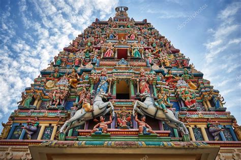 South of jalan hang lekir, tucked away on jalan tun hs lee, is the extravagantly decorated sri mahamariamman temple. Sri mahamariamman hindoe tempel in kuala lumpur ...